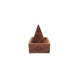 Quemador de incienso Bakhoor de madera étnica que representa la artesanía tradicional con hermosos detalles y utilidad cotidiana. - Product Image 2