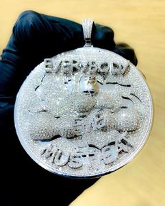 จี้เพชรโมอิสซาไนต์แท้ 6 เม็ด เงินแท้ 925 ชุบทอง ผ่านการทดสอบ พร้อมสลักอักษรตามสั่ง สำหรับงานปาร์ตี้ของผู้ชาย - Product Image 3