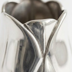 Vase en laiton fait main de 23 cm, motif tulipe, finition miroir argenté, pour décoration intérieure, centre de table de mariage, art métallique durable - Product Image 3