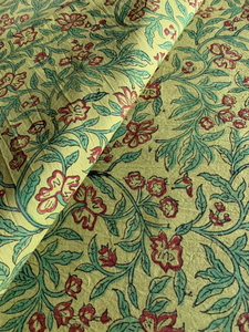 Tela de Algodón con Estampado Floral Amarillo y Rosa, Tela de Algodón con Estampado Botánico Hecho a Mano en India para Prendas, Vestidos y Kurtis - Product Image 3