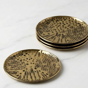 Juego de posavasos redondos de latón martillado con acabado texturizado, vajilla moderna hecha a mano, disponible a precios de mayorista. - Product Image 1
