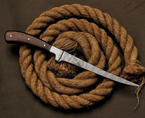 Couteau à filet en acier Damas fait main, lame de 8 pouces |   Couteau de pêche personnalisé avec manche en Pakkawood et étui en cuir |   Couteaux ambidextres - Product Image 1