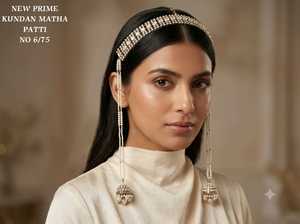 Serre-tête de mariée indien traditionnel en zircon cubique avec deux chaînes de perles Jhumka pendantes, bijoux de mariage - Product Image 2