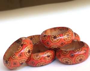 Brazalete de Madera Marrón de Moda Tradicional para Mujer con Diseño Pintado y Tallado, Artesanía en Resina - Product Image 1