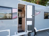Camping-cars 4 places, caravane de tourisme à essieu simple, caravane de luxe avec lit îlot fixe, salle de bain centrale, caravane familiale pour le camping