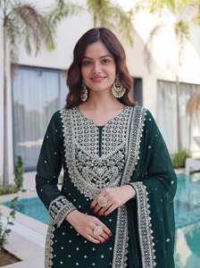 Elegancia cosida en cada detalle. Donde el bordado riquísimo se une al encanto étnico atemporal. Perfecto para noches festivas con ambiente nupcial. - Product Image 3