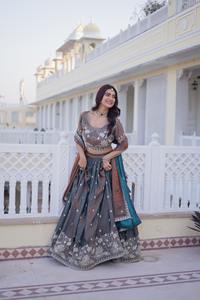 Collection de Lehenga Choli de mariage en soie avec broderie de paillettes et de fils - Product Image 2