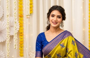 Sari de Seda Amarillo y Azul de AARA Fashion con Diseño Estampado, Traje Tradicional de Boda para Mujer, Estilo India-Pakistán, Largo hasta el Suelo, Corte Regular - Product Image 2