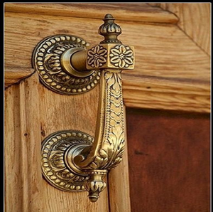 Battant de porte artistique en laiton façonné à la main. Une pièce unique et audacieuse, disponible à prix de gros. - Product Image 4