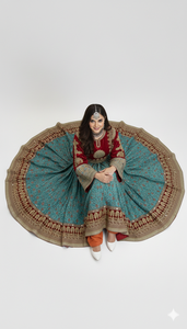 Impresionante y elegante mujer vestida en un magnífico vestido largo estilo Anarkali de terciopelo rojo y seda verde azulado, con un estilo casual. - Product Image 6