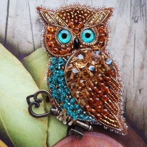 Broche élégante faite à la main avec des perles brodées, des perles de cristal de qualité supérieure et une broderie fine de style vintage - Product Image 3