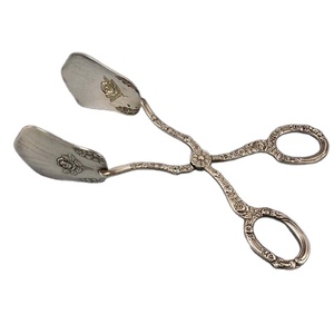 Pinzas para Servir Alimentos de Latón Color Plata Hechas a Mano con Diseño Calado, Vajilla de Lujo para Hoteles, Restaurantes y Eventos - Product Image 1