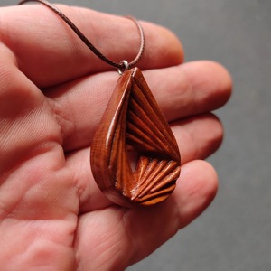 Pendentif en bois en forme de larme avec motif de feuille sculpté, collier artisanal, finition bois naturel - Product Image 2