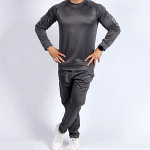 ชุดวอร์มพรีเมียมสำหรับคุณแม่ตั้งครรภ์ผู้ชาย |   ชุดออกกำลังกายสีเทาชาร์โคลแบบมีแถบข้าง Urban Athletic สำหรับฝึกซ้อมในยิม แบบสองชิ้น - Product Image 2