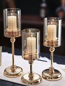 Ensemble de bougeoirs en verre et métal doré de designer, support sculpté ornemental, accent décoratif de table pour l'intérieur de maisons de luxe - Product Image 4