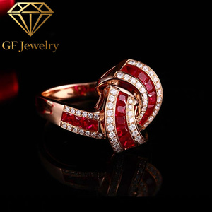 แหวนทองคำขาว 18K ประดับทับทิมสีแดงเลือดนกสังเคราะห์ทรงบิดเกลียว พร้อมเพชรประดับ แหวนหรูหราสำหรับผู้หญิง - Product Image 3