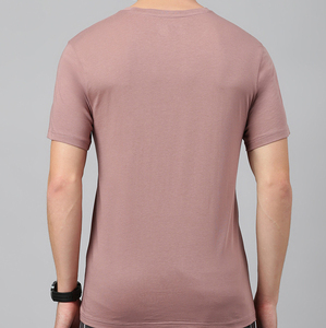 Camiseta básica de algodón para hombre OEM, de corte regular, manga corta, ligera, informal, para entrenamiento deportivo, viajes y uso diario. - Product Image 2