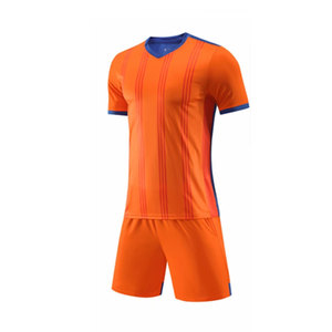 Ensemble d'uniformes de football haut de gamme en tissu polyester doux, respirant et anti-humidité, léger, maillot à manches courtes et short, personnalisable pour équipe - Product Image 1