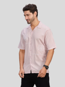 เสื้อเชิ้ตแขนสั้นสีชมพูอ่อนสำหรับผู้ชาย ผ้าวิสโคสเรยอน ระบายอากาศได้ดี เหมาะสำหรับใส่ในฤดูร้อน ปกคอเสื้อแบบพับได้ สีพื้น - Product Image 3
