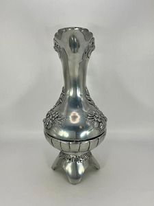 Pichet en argent de style vintage orné avec motif floral gravé et poignée courbée – Vaisselle élégante pour la décoration et l'exposition à la maison - Product Image 4