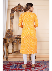 Comprar Kurti Amarillo Estampado Laheriya de Corte Recto |   Kurta Étnica de Algodón con Cuello Redondo y Mangas Tres Cuartos para Uso Casual - Product Image 5