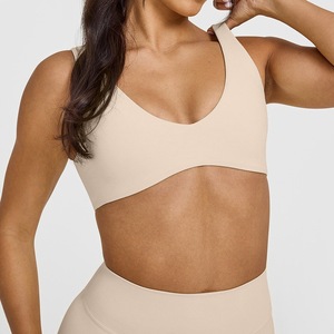 Sujetador deportivo sin costuras con cuello redondo y espalda cruzada, soporte medio, para yoga, para mujer, color beige sólido - Product Image 1