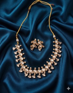 Conjunto de collar nupcial tradicional indio Kundan chapado en oro con circonitas cúbicas sin tallar y diamantes americanos, gargantilla con pendientes de perlas. - Product Image 5