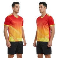 Seragam Voli Pria Merah Kuning Set V-Neck Lengan Pendek Bahan Polyester Penyerap Keringat Cocok untuk Semua Musim