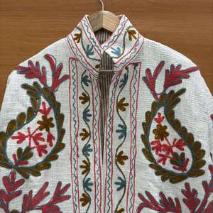 Chaqueta Suzani de Algodón con Bordado Floral a Mano, Cuello Alto, Cierre de Cremallera, Manga Larga, Ropa Exterior de Otoño para Mujer - Product Image 2
