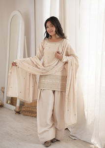 Ensemble de vêtements festifs pour femmes, tunique en soie romaine de luxe, pantalon Farshi, broderie Dori, bordure à sequins, écharpe, finitions cousues - Product Image 3