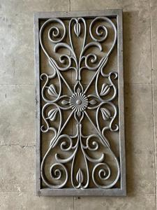 Panneau décoratif en fer forgé pour escalier extérieur, style traditionnel moderne, durable, élément architectural élégant - Product Image 1