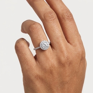 Anillo de Compromiso de Platino PT950 para Mujer con Diamante de Corte Brillante Redondo, Halo y Diamantes Laterales, Estilo Clásico, Certificado IGI - Product Image 5