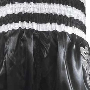 Shorts de Muay Thai Classiques Noir et Blanc avec Broderie Lettres, Fente Haute, Respirants, pour Entraînement de Kickboxing - Product Image 4
