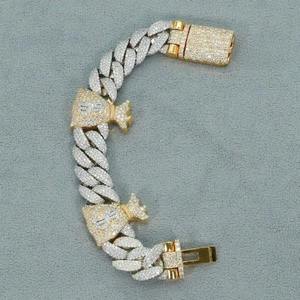 Bracelet de luxe avec maillons entrelacés incrustés de pierres étincelantes, accents dorés, éléments décoratifs en forme de couronne, fermoir boîte. - Product Image 1