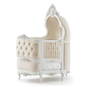 Lit de bébé sculpté sur mesure en provenance d'Indonésie avec tissu en velours et baldaquin peint en blanc crème - Product Image 1