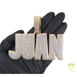 Elegante Colgante Personalizado JUAN de Plata de Ley 925 con Diamante Moissanita, Tipografía con Incrustaciones y Letra en Tono Dorado - Product Image 1