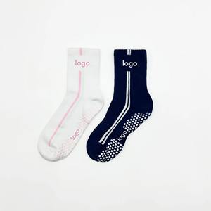 Chaussettes de Pilates antidérapantes pour femmes et jeunes filles avec logo personnalisé, 100% coton, motif floral sportif, chaussettes de studio de yoga et de barre - Product Image 1