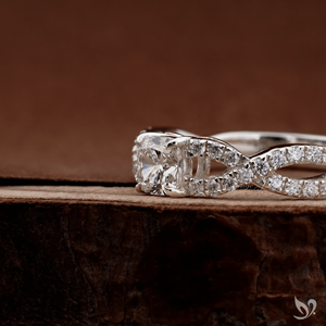 Bague de fiançailles en or blanc 10K avec diamant de laboratoire taille coussin 0,5 carat et bande pavée torsadée, certifiée IGI - Product Image 2