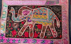 Tapiz de pared hecho a mano con diseño de elefante, 40x60 pulgadas, tapicería bordada de algodón, decoración vibrante para el hogar, arte de pared. - Product Image 5