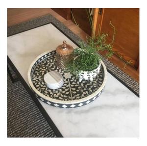 Bandeja para servir de resina y hueso redonda con hermoso diseño floral hecho a mano para utensilios de cocina disponibles a precios asequibles - Product Image 1