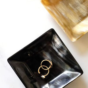 Plateau rond en corne de buffle fait main pour servir les aliments, taille personnalisée, prix avec finition brillante, objet d'art et de collection - Product Image 1