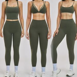 Ensemble de yoga sans couture vert olive taille haute 3 pièces : crop top, short et soutien-gorge de sport respirant 100 % polyester à col en V - Product Image 1
