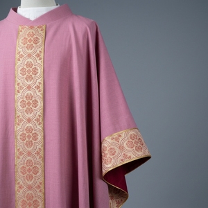 Casulla semigótica rosa premium de brocado damasco con orfebre, vestimenta litúrgica para sacerdotes católicos, traje de clérigo para misa. - Product Image 2