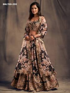 Conjunto de Lehenga semicompuesto de organza con estampado floral, lentejuelas y bordado Zari, fabricado en India. - Product Image 3