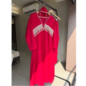 Traje pakistaní rojo largo hasta el suelo con bordado y dupatta a juego, conjunto de boda tradicional para mujer, para exportación. - Product Image 1