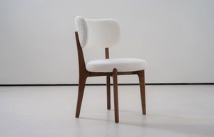 Chaise de salle à manger moderne avec revêtement en bouclette blanche et pieds en bois de noyer massif - Product Image 2