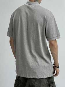 Polo gris de verano para hombre con bordado de letras y media cremallera - Product Image 2