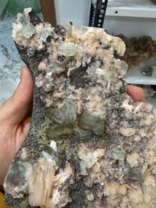 Calcedoine noire naturelle avec Stilbite jaune et Apophyllite verte |   Spécimen de cristal minéral de qualité supérieure - Product Image 1