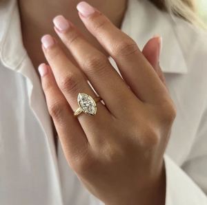 Anillo de Compromiso y Boda de Lujo con Diamante Cultivado en Laboratorio de Corte Marquesa de 1.5 CT, Chapado en Oro de 14K, con Engaste de Garras, para Mujer - Product Image 5