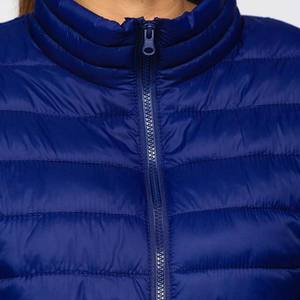 Chaqueta de Invierno Acolchada para Mujer, Estilo Bomber, Brillante, con Cierre de Cremallera y Capucha, Personalizable con Logotipo OEM/ODM, Tejido Liso Teñido - Product Image 5